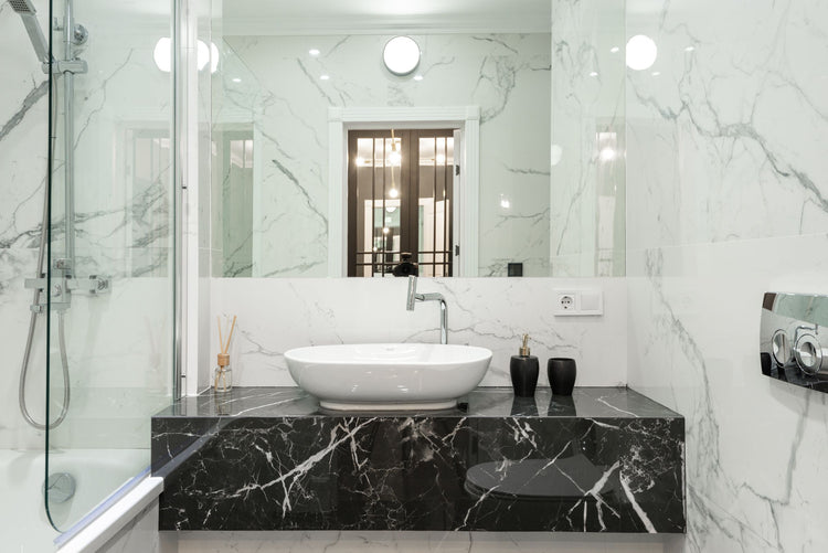 Bathroom walled in large marble-look porcelain slabs